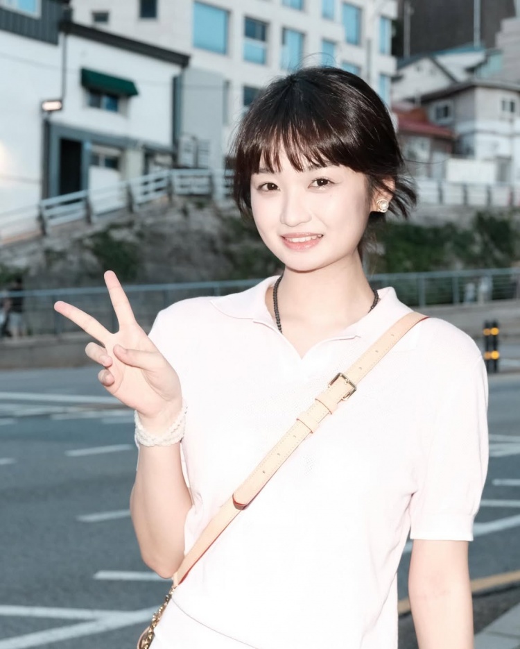 杨瀚森绯闻女友晒韩国游美照 充电宝上有❤小杨的卡通形象贴纸