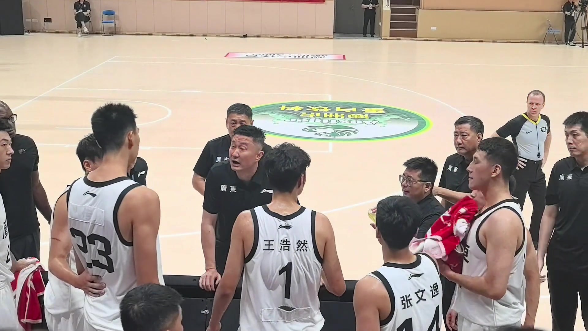 徐昕和杜锋冲突？昨日团结杯暂停两人正面对峙 后被队友推开