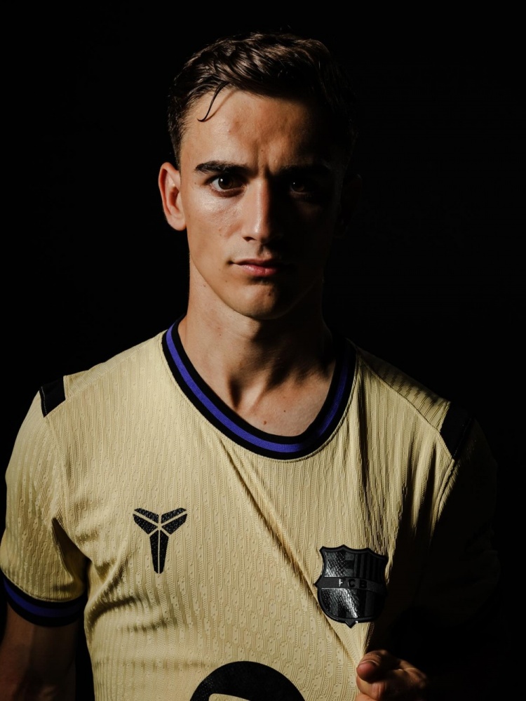 ⚽🏀跨界联动！巴萨发布与科比联名的新赛季客场球衣！